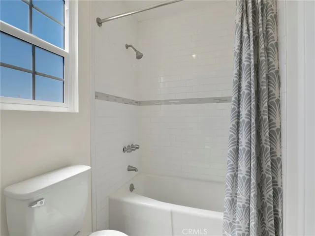 Upstairs Hollywood Bathroom - Full Bath