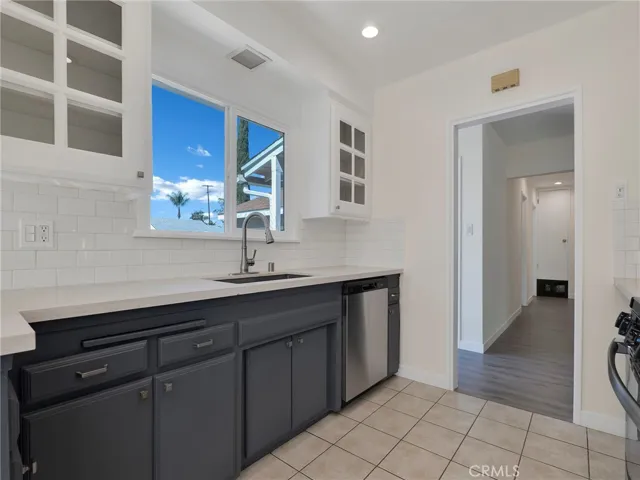 Updated Kitchen, New Dishwasher, Glass Front Cabinets