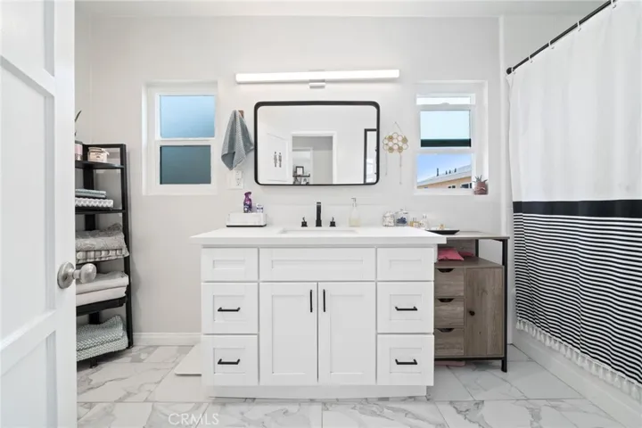Upstairs ensuite bathroom.