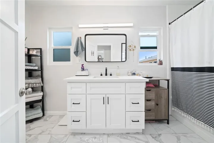 Upstairs ensuite bathroom.