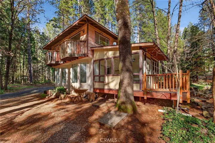 large deck with mudroom/enclosed porch entrance