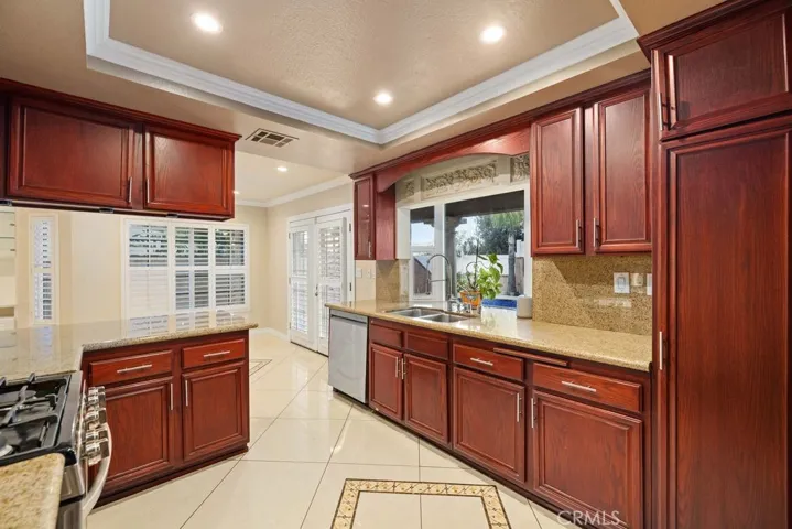 Kitchen with bay-window overlooking the sparkling pool