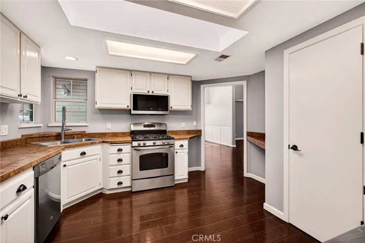 kitchen pantry to right