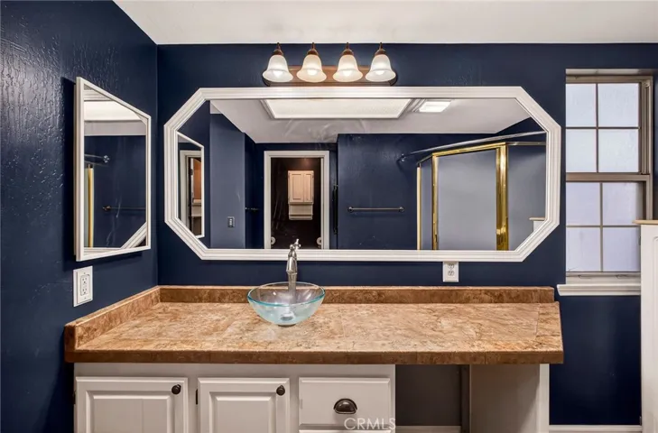 vanity w/vessel sink