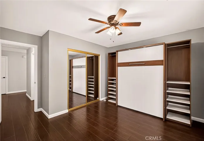 mirrored closet & ceiling fan w/lights