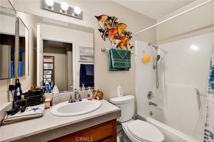 Guest bath with granite counters & full tub/shower