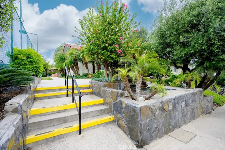 9555 Via Venezia, Burbank, California 91504