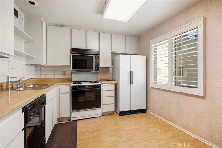 9555 Via Venezia, Burbank, California 91504