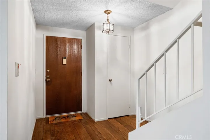 9555 Via Venezia, Burbank, California 91504