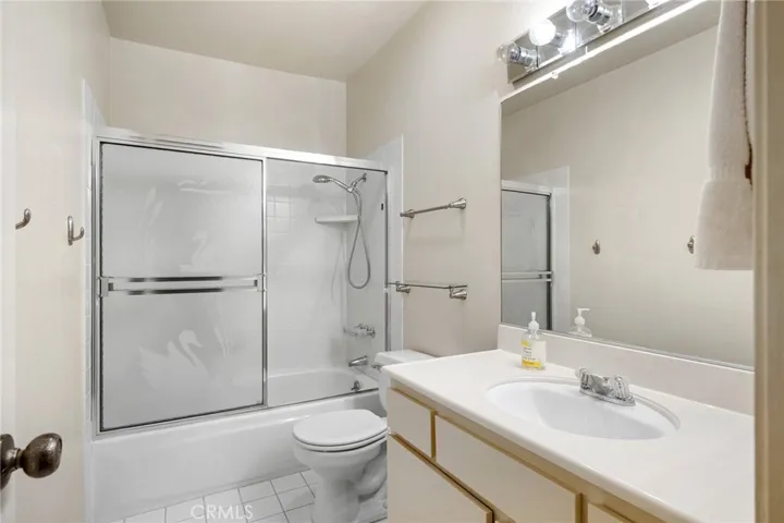9555 Via Venezia, Burbank, California 91504