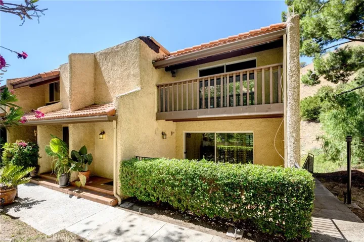 9555 Via Venezia, Burbank, California 91504