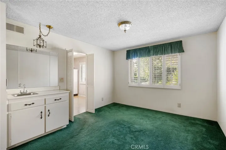 9555 Via Venezia, Burbank, California 91504