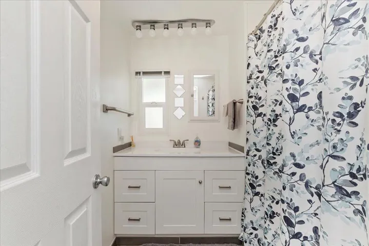 93 Jupiter 16-Bathroom