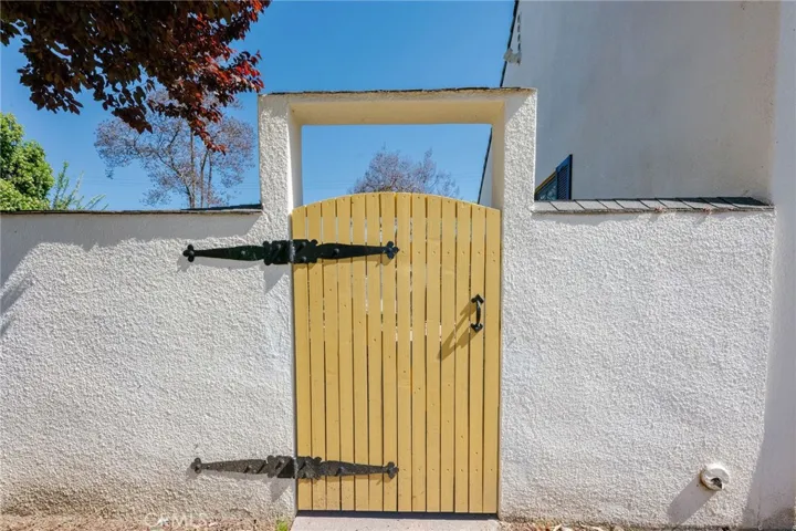 Gate/wall between front & backyards
