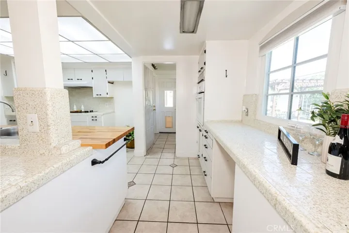 Kitchen entry, some cabinets have pull out shelves