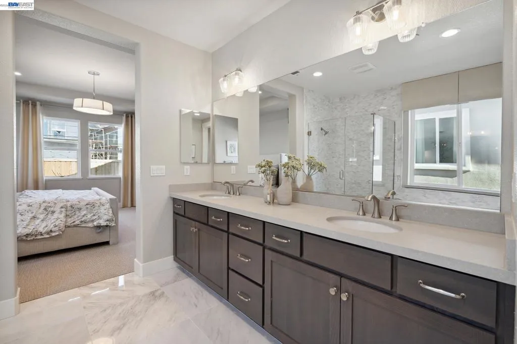 dual vanity, soaker tub, separate shower, walk in closet.•