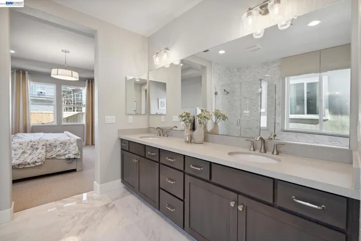 dual vanity, soaker tub, separate shower, walk in closet.•