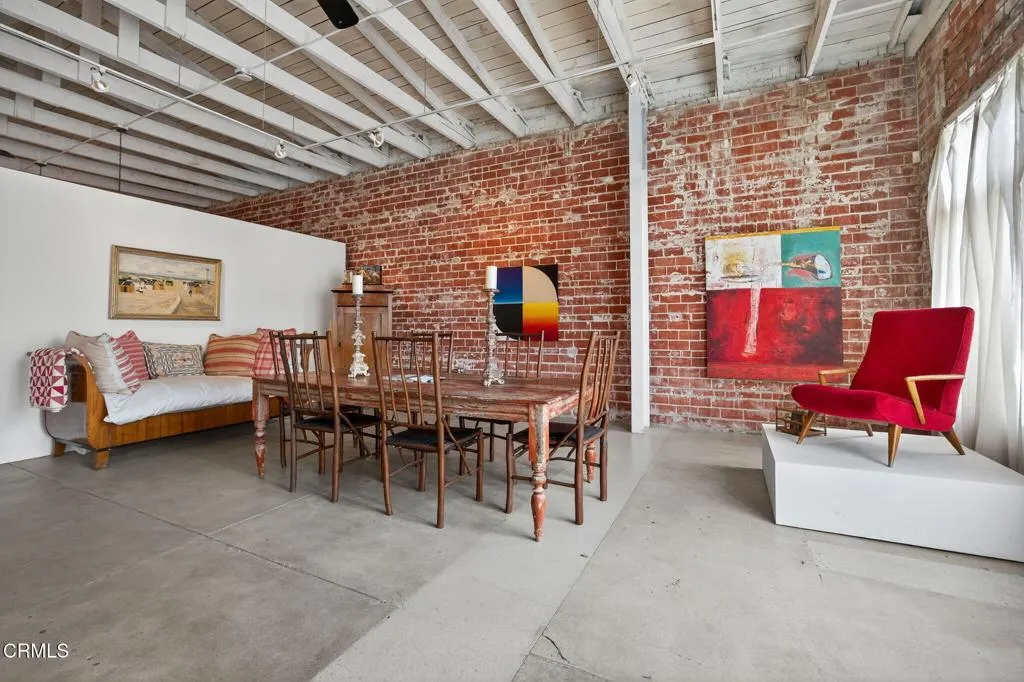 5-web-or-mls-Upmarketmedia_141Dav-13