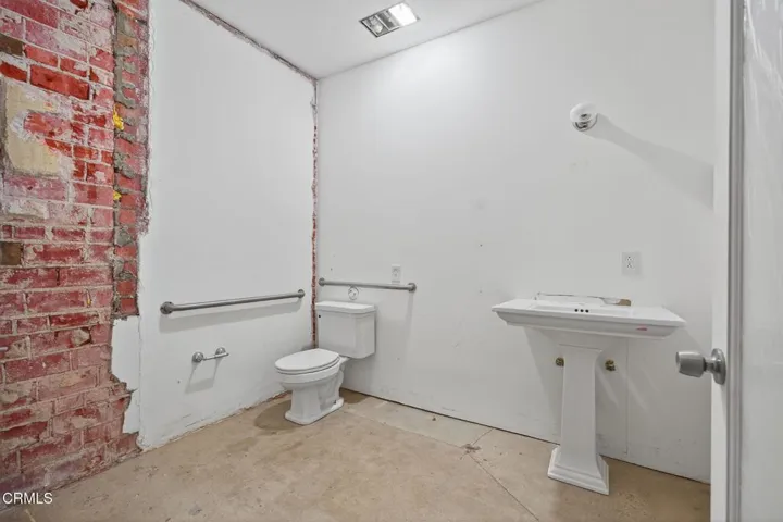 18-web-or-mls-Upmarketmedia_141Dav-53
