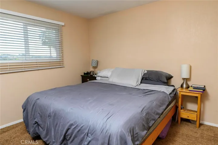 large bedroom w/ walk-in closet