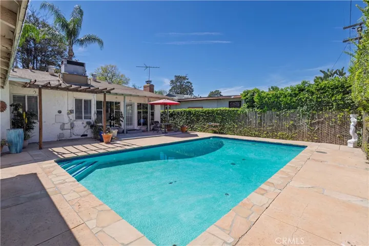 17101 Gault, Lake Balboa, California 91406