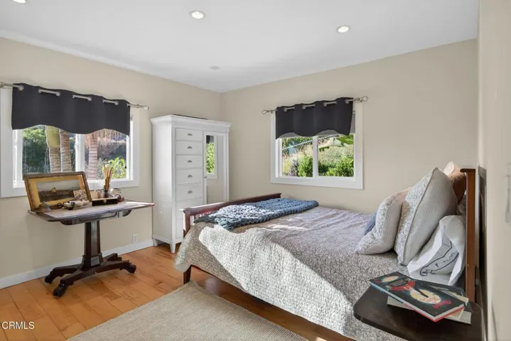 40-web-or-mls-Upmarket Media-559NLoo083