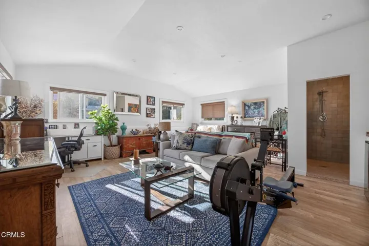 52-web-or-mls-Upmarket Media-559NLoo005