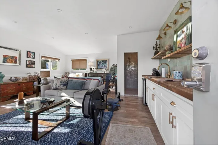 51-web-or-mls-Upmarket Media-559NLoo002