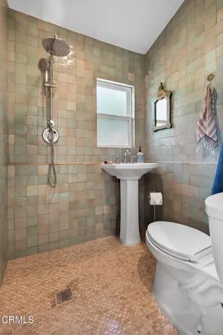 57-web-or-mls-Upmarket Media-559NLoo019