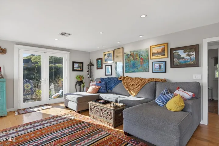 37-web-or-mls-Upmarket Media-559NLoo073
