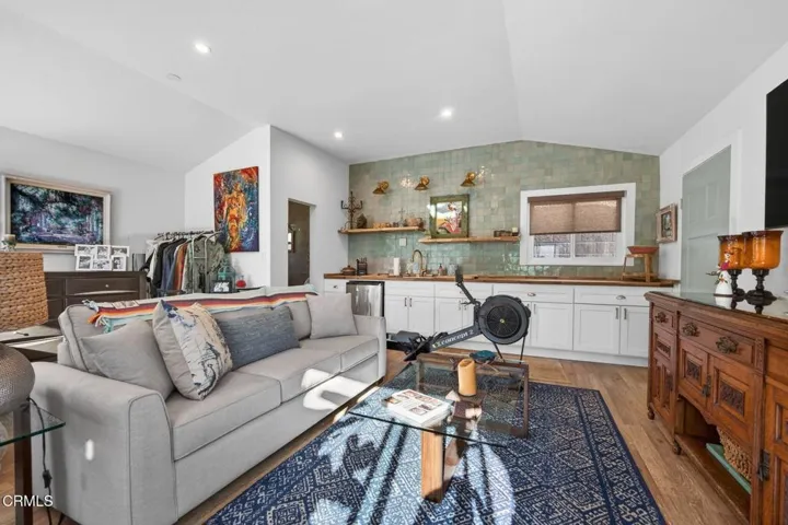53-web-or-mls-Upmarket Media-559NLoo008
