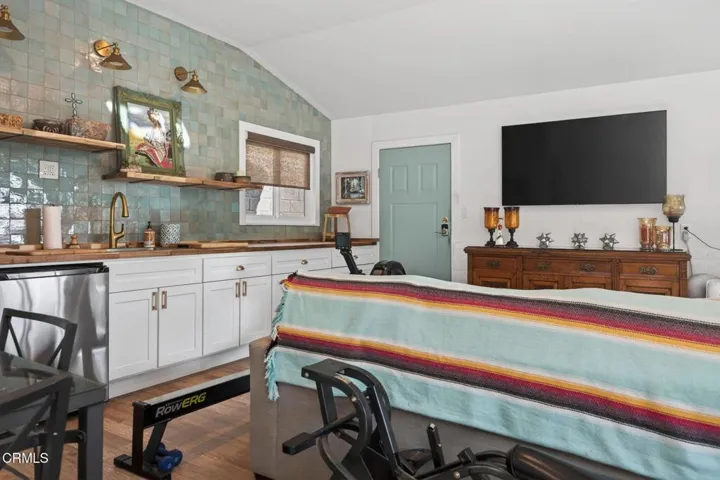 55-web-or-mls-Upmarket Media-559NLoo015