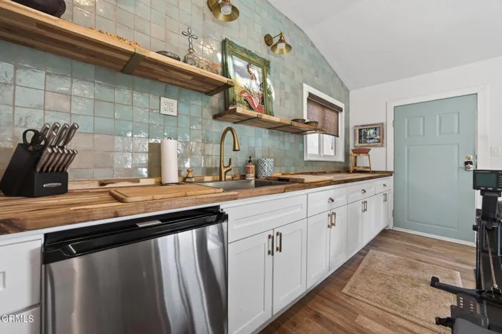 56-web-or-mls-Upmarket Media-559NLoo016
