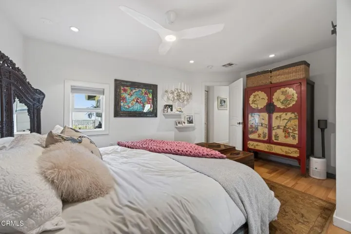 48-web-or-mls-Upmarket Media-559NLoo106