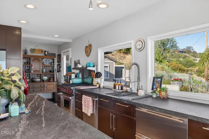 33-web-or-mls-Upmarket Media-559NLoo063