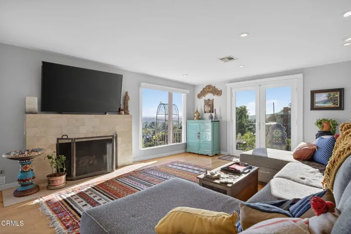 38-web-or-mls-Upmarket Media-559NLoo077