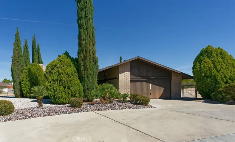 15490 Mondamon, Apple Valley, California 92307