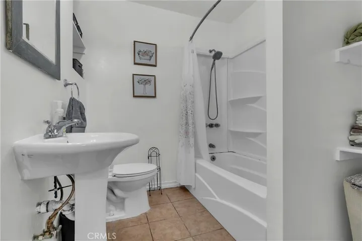 Big Bathroom everything in good condition