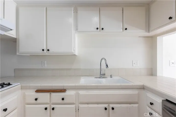 2722 20th, Signal Hill, California 90755