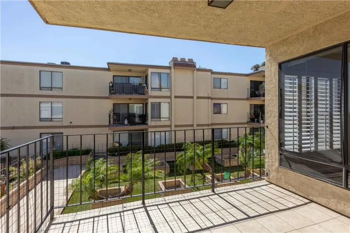 2722 20th, Signal Hill, California 90755