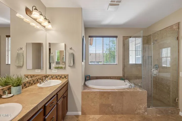 43-web-or-mls-UpmarketMedia-615Bos-094