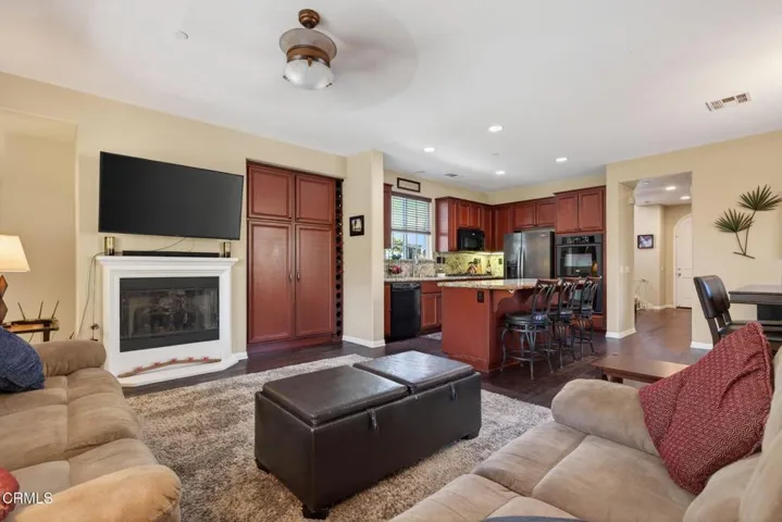 33-web-or-mls-UpmarketMedia-615Bos-159