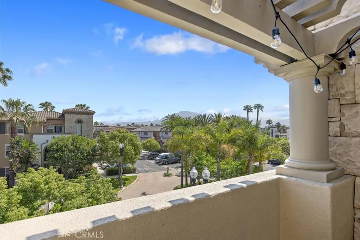 Prime 3rd story view of trees and mountains is unique about this unit