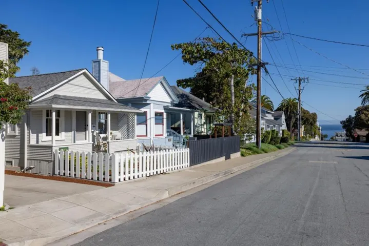 418 Fountain Avenue, Pacific Grove, California 93950