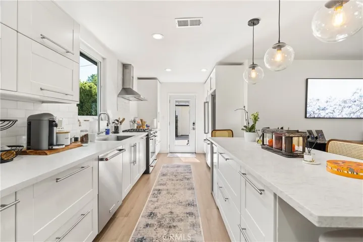 14622 Huston Street, Sherman Oaks, California 91403