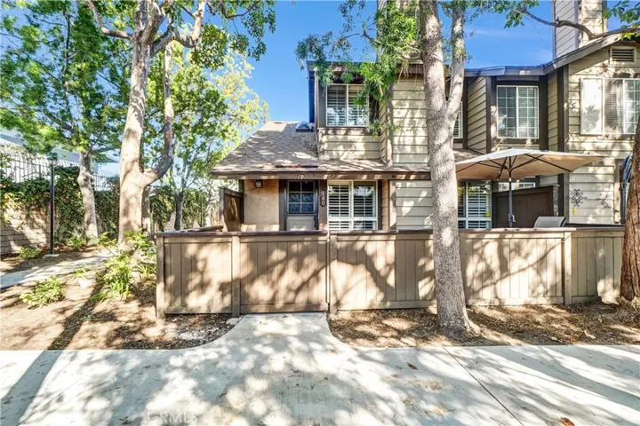 End-unit 2-story townhouse