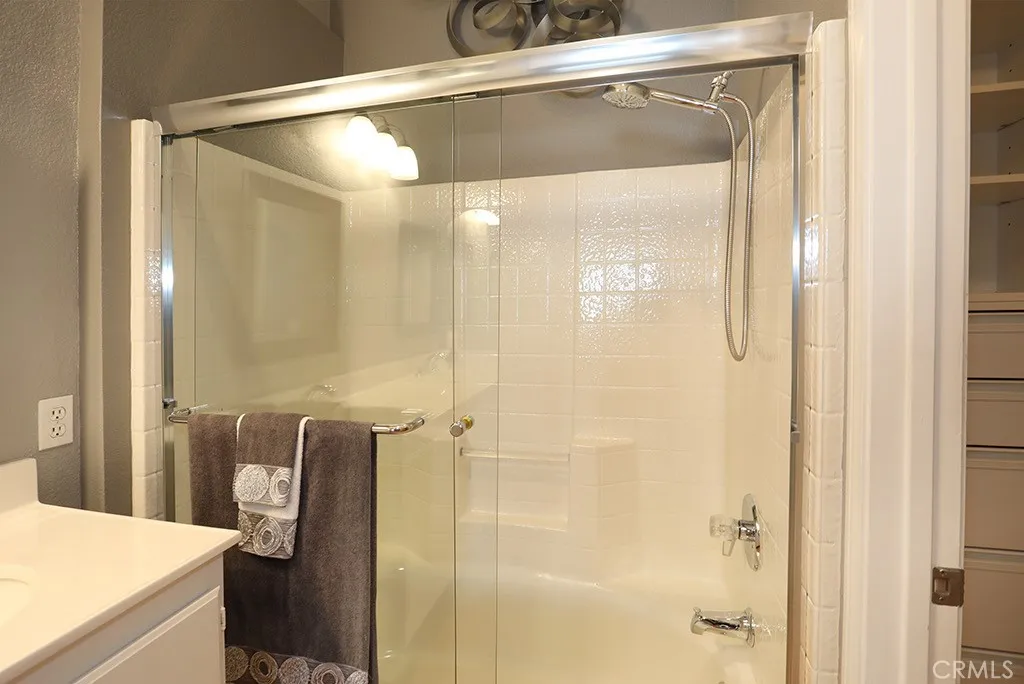 Combo tub/shower.
