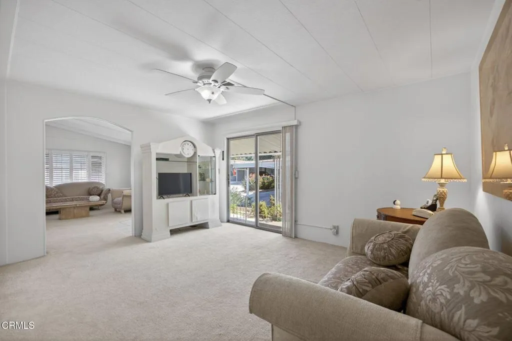 23-web-or-mls-UpmarketMedia-8Cal-064