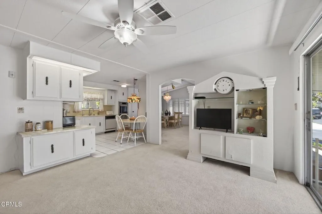 24-web-or-mls-UpmarketMedia-8Cal-067