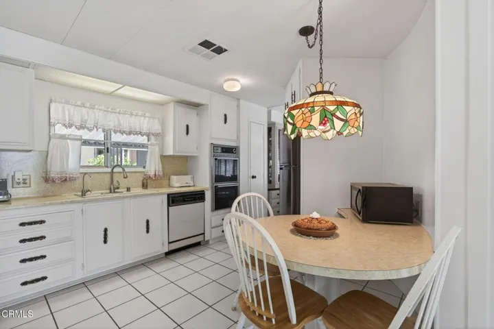 21-web-or-mls-UpmarketMedia-8Cal-058